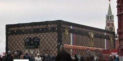 У центрі Москви модний будинок Louis Vuitton встановив величезну валізу