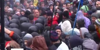 В Киеве возле Кабмина возобновились столкновения между сторонниками евроинтеграции и "Беркутом"