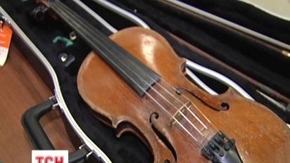 Старовинну скрипку намагалася ввезти в Україну без жодного документа пасажирка столичного аеропорту "Київ"