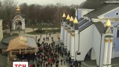 Налякані люди барикадуються в Михайлівському соборі