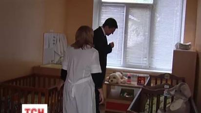 Покинуту Катрусю відвідав дитячий омбудсмен