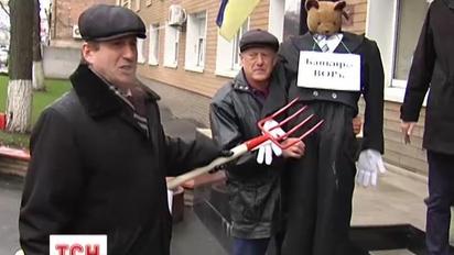 У Києві під слідчим управлінням міліції банкіра підняли на вила