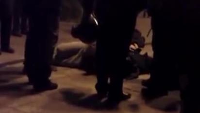 З'явилось відео звірячого побиття бійцями "Беркуту" учасників заворушень під АП