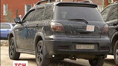 У столиці знову обливають кислотою автомобілі