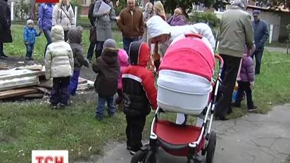 Смітник тероризує два київських садочка