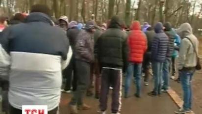 Молодики в спортивках прямують з Маріїнського парку до центру