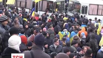 З самого ранку колони мітингувальників рушили до будівель Кабінету Міністрів та Верховної Ради, перекривши вулиці