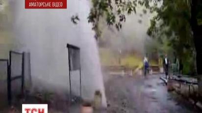 Зранку у центрі Києва забив 10-метровий фонтан гарячої води