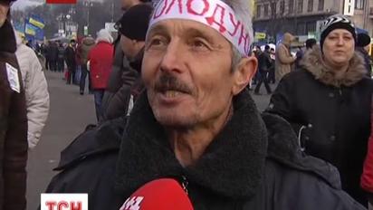 З Майдану Незалежності на швидкій вивезли постраждалого чоловіка
