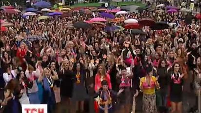 Сотні жінок на Майдані Незалежності станцювали заради боротьби із раком грудей