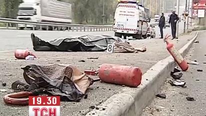У столиці легковик на повному ходу врізався у стовб і спалахнув