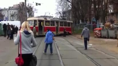 У центрі Києві трамвай зійшов з рейок, перегородивши всю дорогу