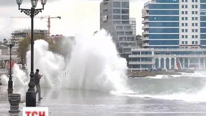 Шторм паралізував кримське узбережжя