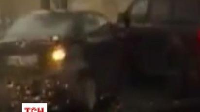 Відео моторошної аварії в Києві, яка дивом не забрала людські життя