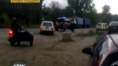На Кіровоградщині БТР протаранив вантажівку і УАЗ "Беркута"