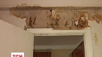 Серед елітних приватних будинків на Печерську гине дев‘ятиповерхівка