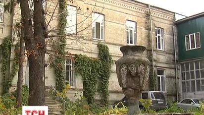 Ченці Києво-Печерської лаври виселяють хворих на віл та снід