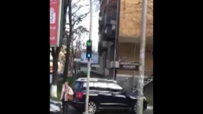 У центрі Києва пішоходи перебігають дорогу через поламаний світлофор