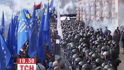 Опозиція штурмувала Київраду кулаками і димовими шашками