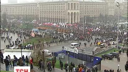 Центральні майдани українських міст заполоняють тисячі незадоволених