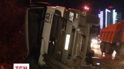 У Києві багатотонна навантажена фура перекинулась і ледь не впала з мосту