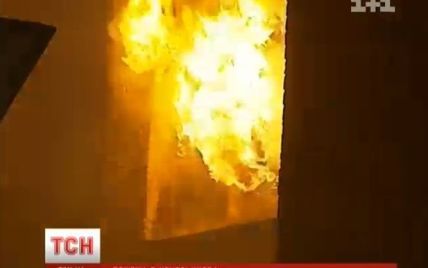 На Європейській площі в Києві вогонь охопив триповерхівку