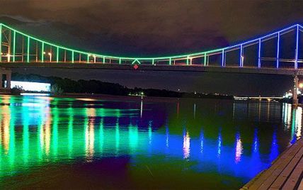 На Пішоходному мосту через Дніпро увімкнуть святкові вогні