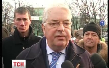 Посли із країн ЄС прийшли на Михайлівську площу, щоб поспілкуватися із мітингувальниками