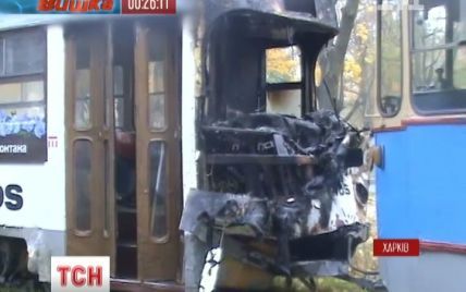 У Харкові трамвай проштрикнув бензобак вантажівки та загорівся