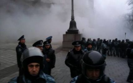 На Євромайдані міліція пустила сльозогінний газ і застосовувала кийки