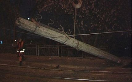 У Києві позашляховик протаранив два автомобілі та зніс стовп на трамвайні рейки