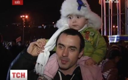 Близько 5 тисяч зібралося на Євромайдан: кияни приходять після роботи та разом із дітьми