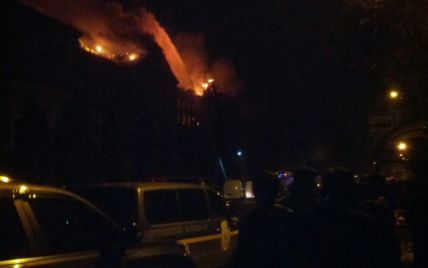 У Києві в аграрному університеті спалахнула масштабна пожежа
