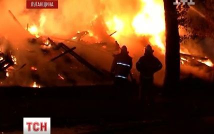 На Луганщині люди стрибали із вікон, рятуючись від пожежі, але вогонь забрав життя матері та дітей
