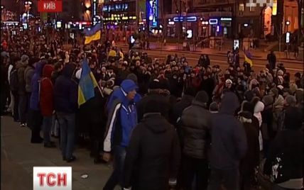 Євромайдан ще краще укріпили барикадами, а на підступах зробили справжню ковзанку
