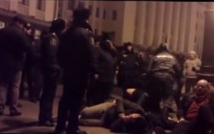 "Беркут" по-звірячому бив затриманих під АП: "На коліна, мерзота! Революція, с*ка!" (відео)