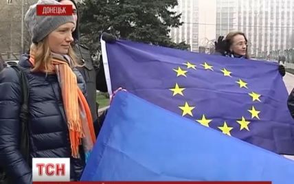 Євромайдани в Україні: Запоріжжя вражало кількістю, а в Одесі пам'ятник Дюку "одягли" у прапор ЄС