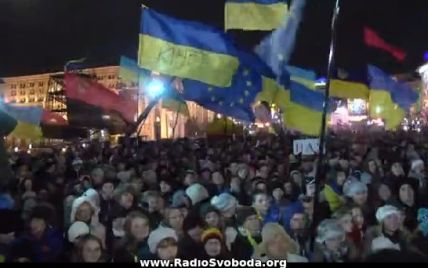 На Євромайдані студенти влаштовують світлове шоу, співаючи гімн України з Русланою