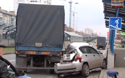 У Києві відірваний від вантажівки причіп розбив дві машини і ледь не влетів у натовп