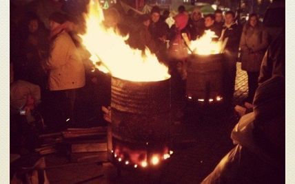 На Євромайдані люди гріються навколо вогню у металевих бочках