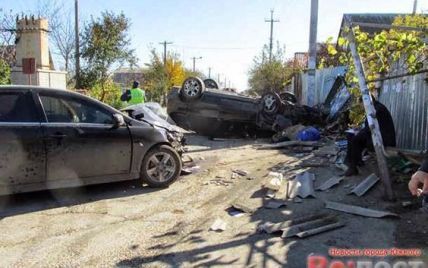 У кривавій ДТП на Одещині позашляховик BMW Х5 зніс автобусну зупинку та вбив людину