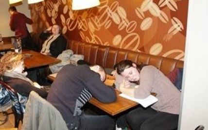 Євромайданівці лягають спати у наметах, кафе та у підземних переходах