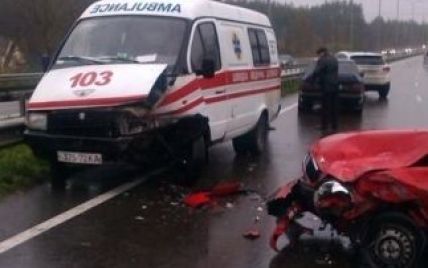 У Києві авто швидкої допомоги з дитиною потрапило у ДТП: є постраждалі