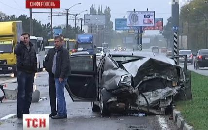 У моторошній аварії в Сімферополі люди вилетіли крізь лобове скло під колеса інших машин