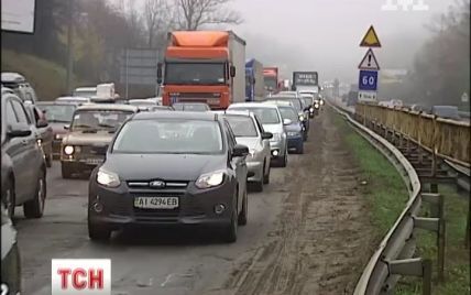 Дорожники "привітали" київських автомобілістів зі святом 8-кілометровим затором