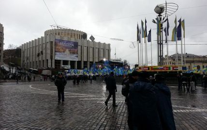 На Европейской площади установили катапульту "на память власти" об обязанностях