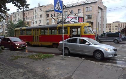 У Києві малолітні хулігани водієві трамвая кастетом зламали ніс і щелепу
