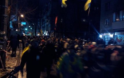 Під Шевченківський суд скликають людей: натовп вже забарикадував виїзди