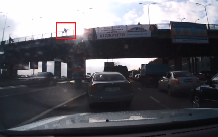 В інтернеті з'явилось шокуюче відео падіння жінки з мосту в Києві