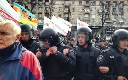 Київрада приготувалася до чергової війни: "Беркут" захищає депутатів від опозиції